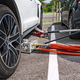 Imagen para el artículo titulado Los coches eléctricos arden tan intensamente que han inventado una manguera especial para apagarlos